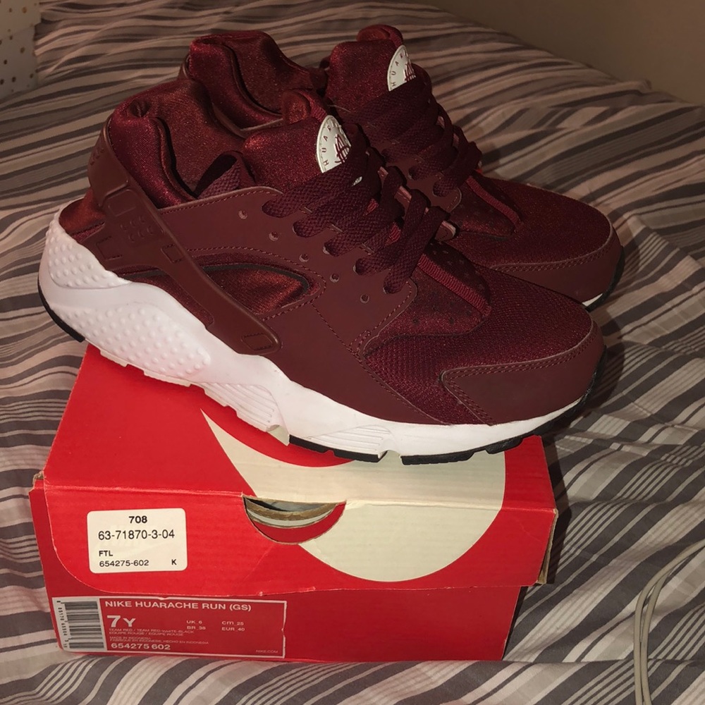 Burgundy hue Arachne